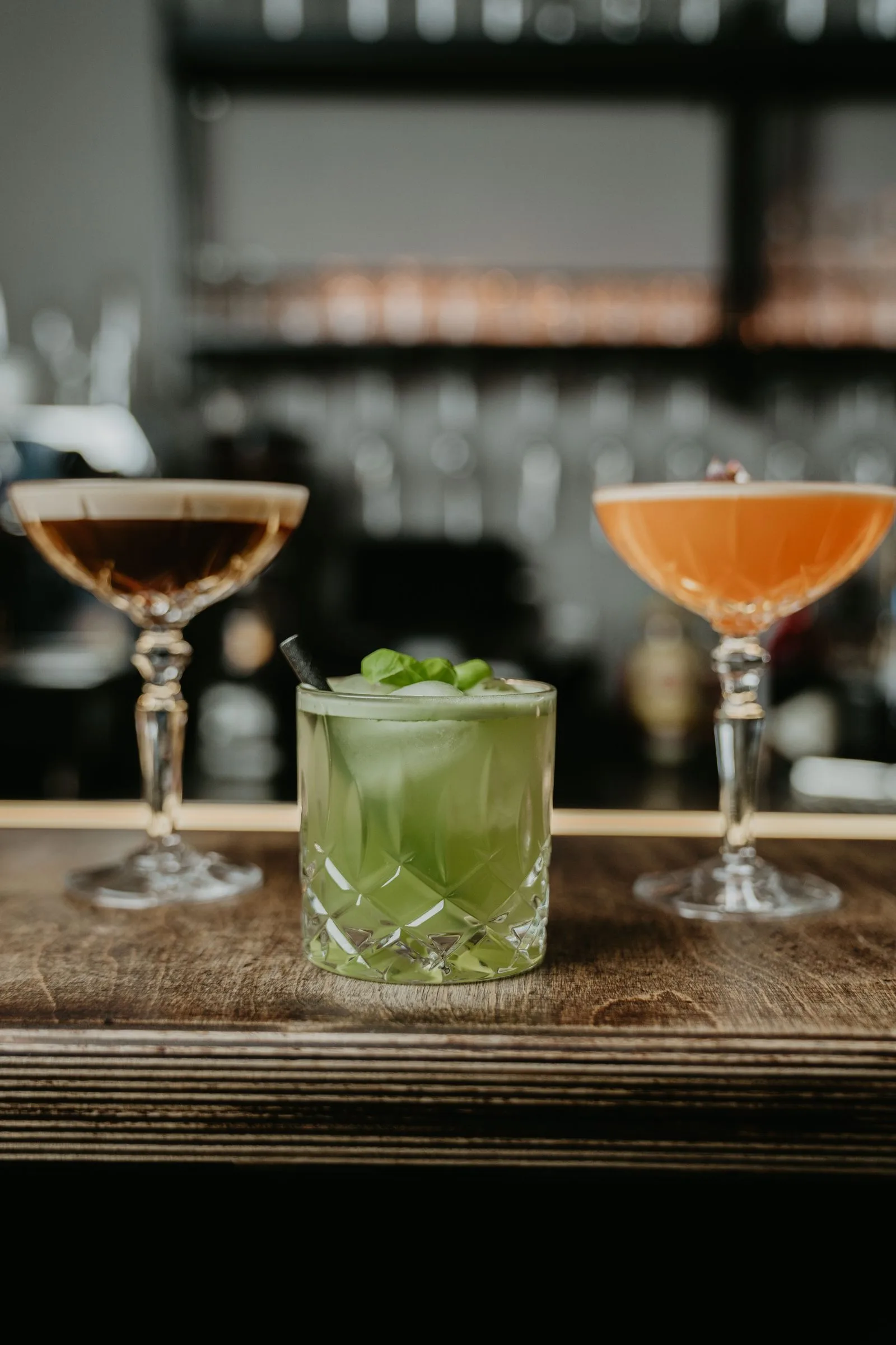Drei Cocktails nebeneinander auf dem Holztresen der 068.