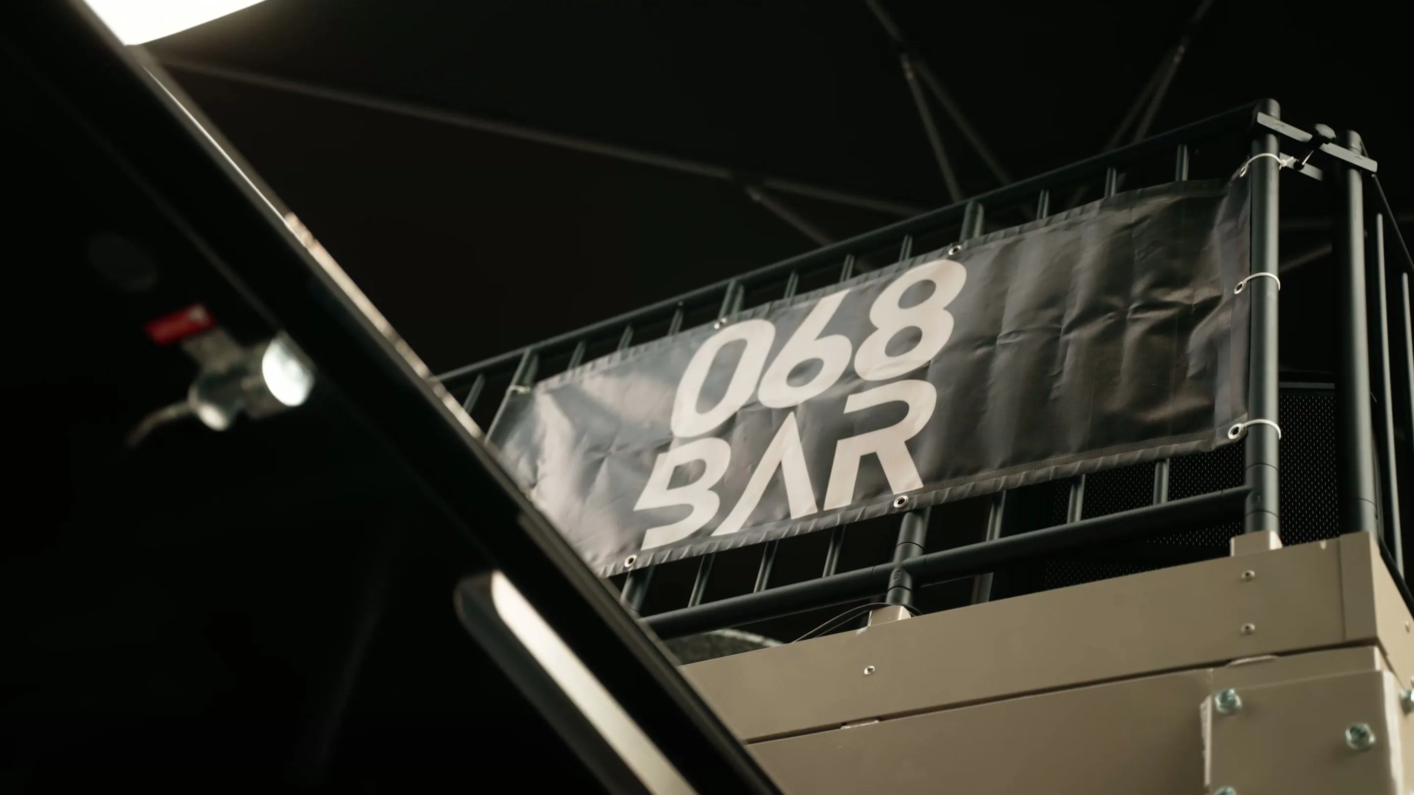 Das 068-Banner an der Dachterrasse der mobilen Bar bei Rhein in Flammen 2025.