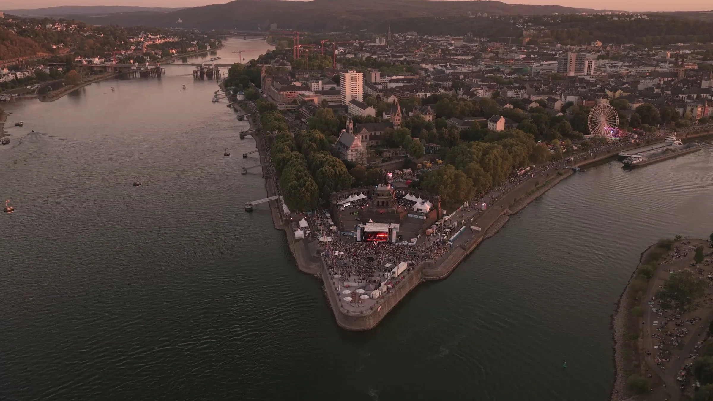 Luftaufnahme von Koblenz am Rhein in der Abenddämmerung.
